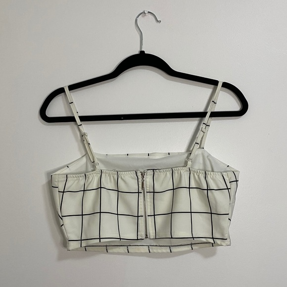 Tile Print Cropped Top - Picture 2 of 3